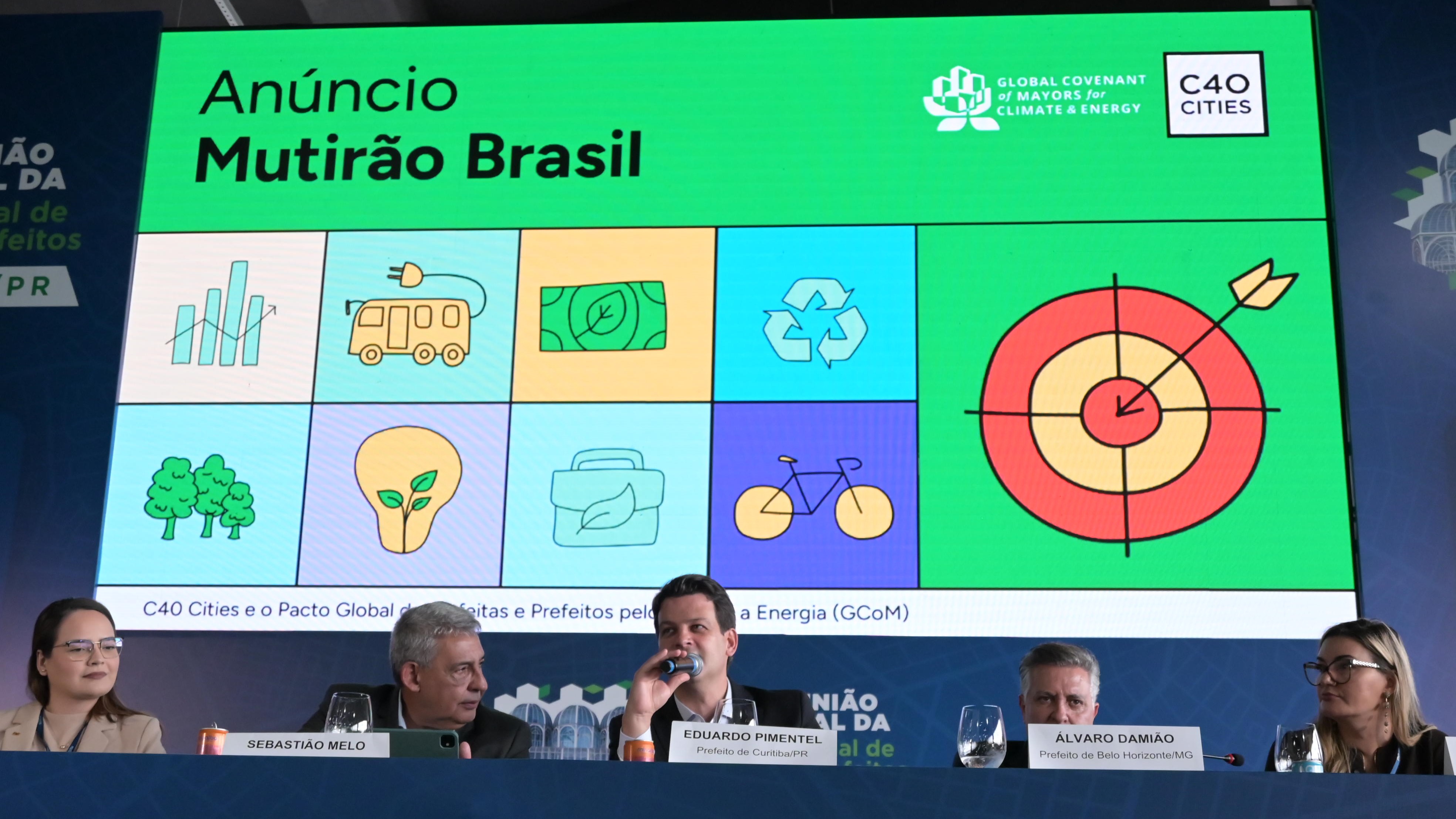 grupo de pessoas posa para a foto